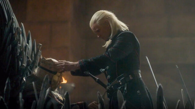 daemon ayudando a su hermano en el episodio 8